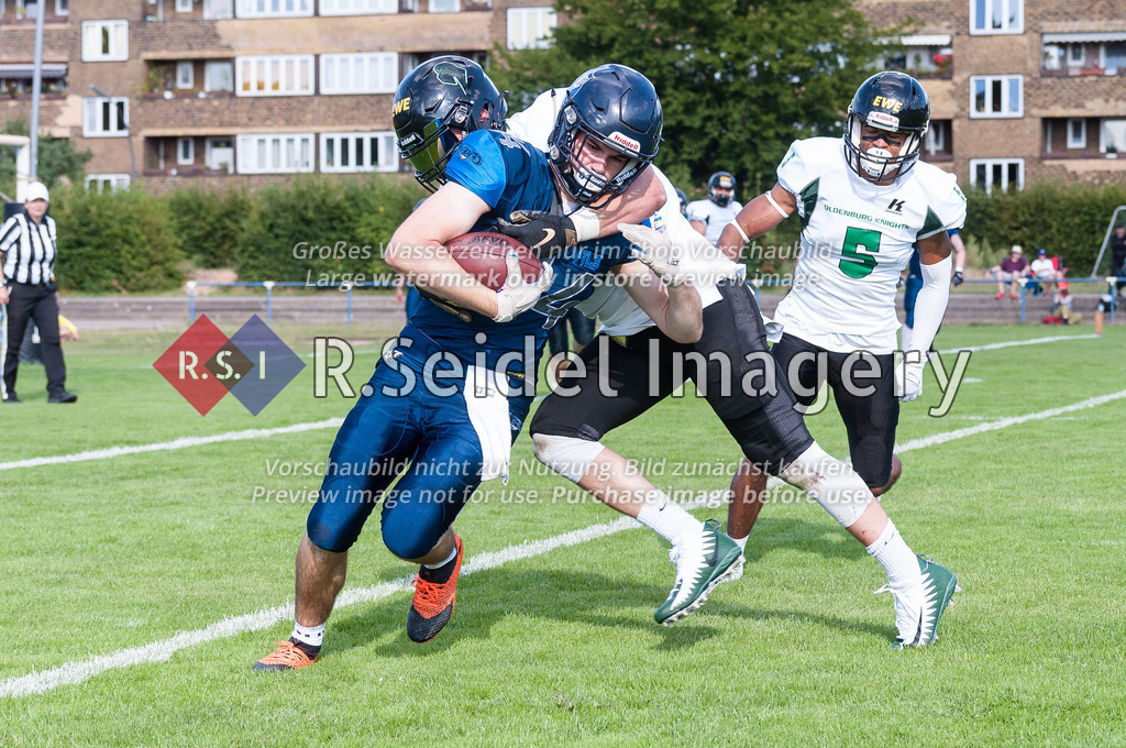 American Football, Saison 2022, Regionalliga Nord, Hamburg Blue Devils - Oldenburg Knights, Dr.-Hermann-Schnell-Sportplatz (Hamburg), 06.08.2022, 07. Gameweek | Jannik Birk (#91, Oldenburg, LB) stoppt Fynn Koy (#84, Blue Devils, WR)