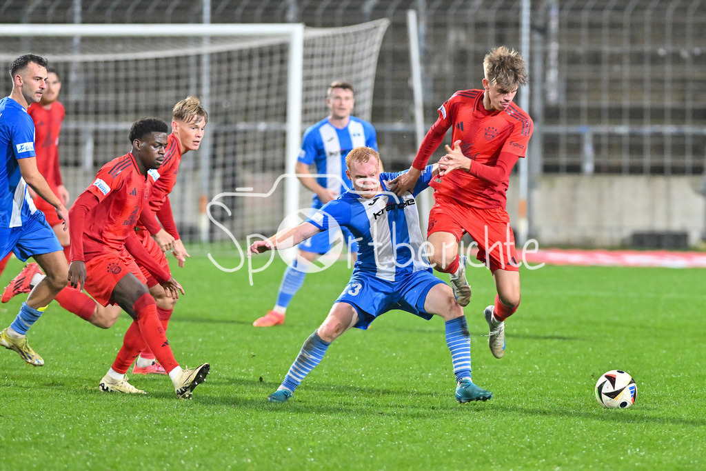 FC Bayern Amateure - FV Illertissen | im Duell Leander VOCHATZER (FV Illertissen #13) und Guido DELLA ROVERE (FC Bayern München II #15) / Zweikampf