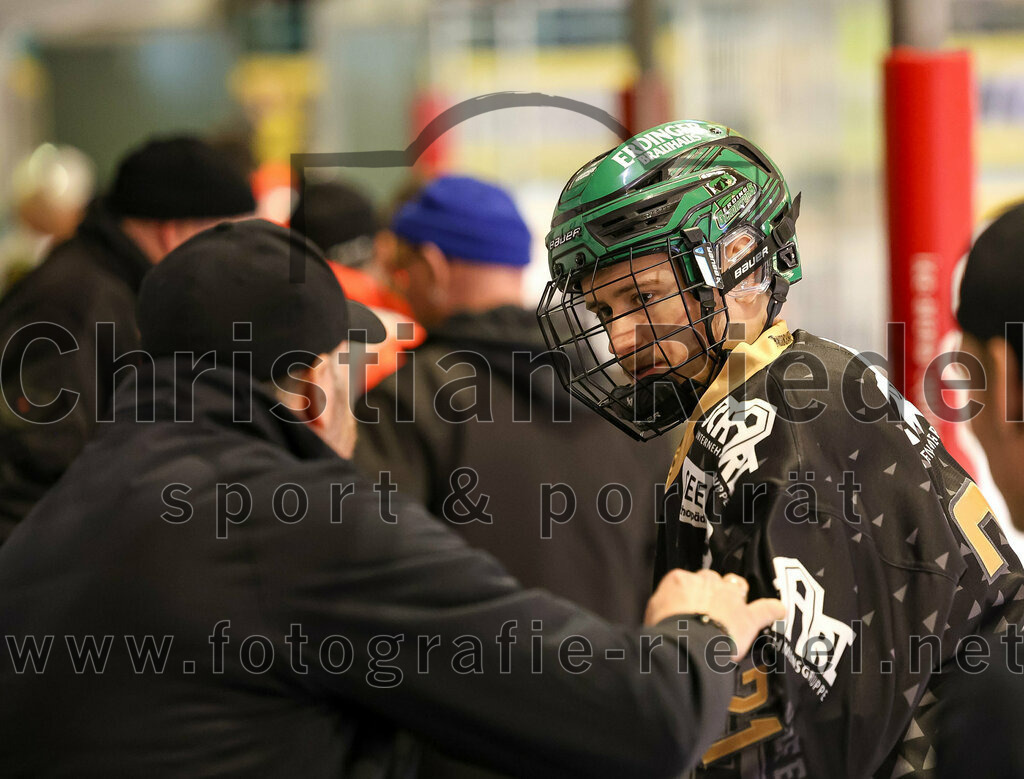 2024-03-01_100_TSV_Erding_gegen_ERSC_Amberg | Erding, Deutschland, 01.03.2024:
Eishockey, Bayernliga Playoffs 2023 / 2024, 5. Spieltag, TSV Erding gegen ERSC Amberg, Endergebnis: 9:0

Teamchef Thomas Daffner (Erding Gladiators), Erik Modlmayr (Erding Gladiators, #21)

Foto: Christian Riedel / fotografie-riedel.net