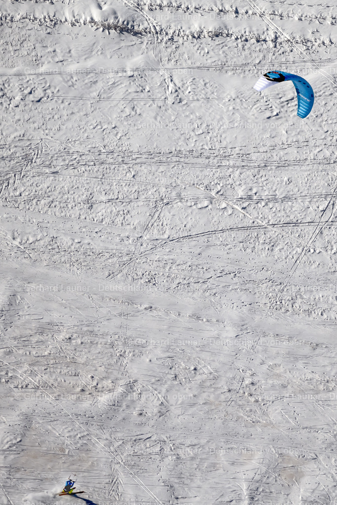 4043484 | GERSFELD (RHöN) 13.02.2021 Winterluftbild Surfer - Kitesurfer - Snowkiter in Fahrt an der Wasserkuppe in Gersfeld (Rhön) in der Rhön im Bundesland Hessen, Deutschland. Weiterführende Informationen bei: Papillon Flucenter Wasserkuppe. // Winter aerial photo Surfer - Kitesurfer - Snowkiter in ride on the Wasserkuppe in Gersfeld (Rhoen) in the Rhoen in the state Hesse, Germany. Further information at: Papillon Flucenter Wasserkuppe. Foto: Gerhard Launer