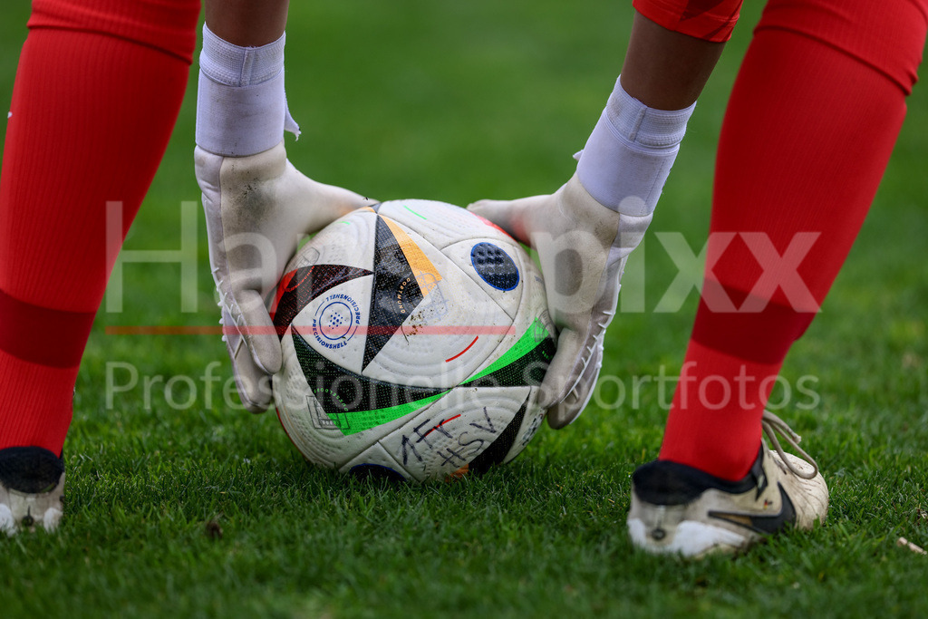 Fussball, 2. Frauen-Bundesliga, Hamburger SV - Eintracht Frankfurt II | v.li.: Zwei Torwarthandschuhe greifen den Spielball, der Spielball liegt auf dem Spielfeld, Rasen, Gras, Boden, Google Pixel Frauen-Bundesliga, adidas, Fussballliebe, Fußballliebe, Pro, Precisionshell, Speedshell, Symbolfoto, Symbol, Symbolbild Fussball, Fußball, Ball, Offizieller Ball, Offizieller Spielball, Offical Match Ball, Offical Matchball, DIE DFB-RICHTLINIEN UNTERSAGEN JEGLICHE NUTZUNG VON FOTOS ALS SEQUENZBILDER UND/ODER VIDEOÄHNLICHE FOTOSTRECKEN. DFB REGULATIONS PROHIBIT ANY USE OF PHOTOGRAPHS AS IMAGE SEQUENCES AND/OR QUASI-VIDEO.
