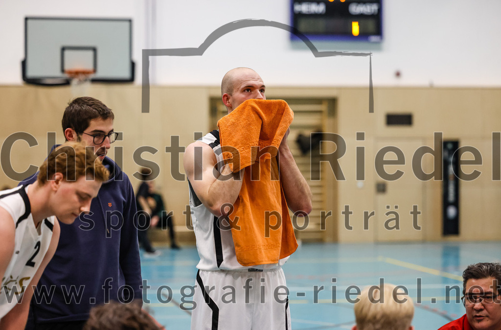 2022-12-03_065_TSV_Vaterstetten_gegen_TG_Landshut | Vaterstetten, Deutschland, 03.12.2022:
Basketball, Bayernliga Herren Südost 2022 / 2023, 7. Spieltag, TSV Vaterstetten gegen TG Landshut, Endergebnis: 71:78

F. Sutur (TSV Vaterstetten, #3)

Foto: Christian Riedel / fotografie-riedel.net