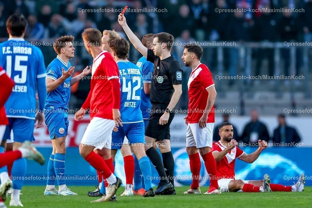 RWE06042501048 | 2025.04.06, Fußball, 3.Liga, Rot-Weiss Essen - FC Hansa Rostock, Stadion Hafenstraße, Saison 2024 2025: Rote Karte für Alexander Rossipal (FC Hansa Rostock #21) nach Foulspiel an Ramien Safi (RWE #11) DFB regulations prohibit any use of photographs as image sequences and or quasi-video.