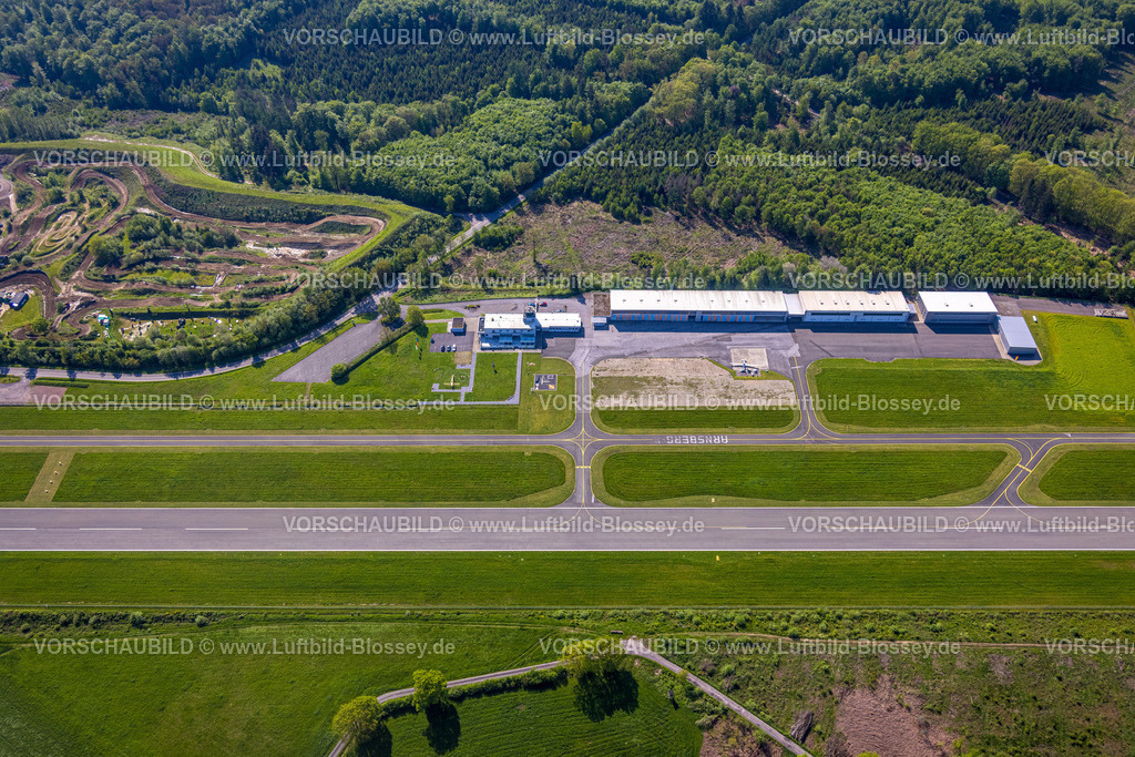 Arnsberg230500153 | Luftbild, Flugplatz Arnsberg Menden, EDLA ist Flugplatz Arnsberg-Menden (ICAO-Code), Motocross-Strecke MCC Vosswinkel, Voßwinkel, Arnsberg, Sauerland, Nordrhein-Westfalen, Deutschland