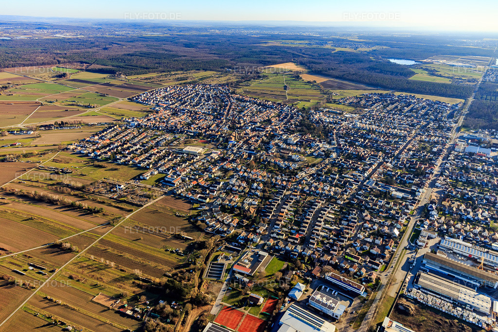 Luftbild: Ortsansicht aus Norden im Ortsteil Kirrlach in Waghäusel im Bundesland Baden-Württemberg in Deutschland. Foto: IMG_125597.jpg vom 21.02.2021 durch Werner Riehm/FLY-FOTO.de