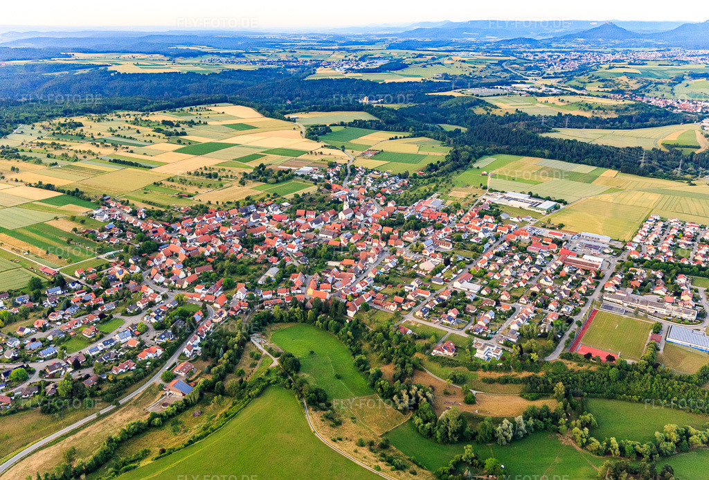Luftbild: Dorfansicht aus Südwesten im Ortsteil Ostdorf in Balingen im Bundesland Baden-Württemberg in Deutschland. Foto: IMG_148649.jpg vom 25.06.2025 durch Werner Riehm/FLY-FOTO.de