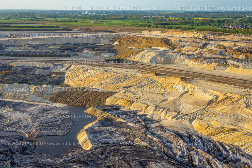 Inden240403670BraunkohleTagebauRWE | Luftbild, BraunkohleTagebau Inden der RWE Power AG, Versorgung des Kraftwerks Weisweiler,  Schaufelradbagger, Rheinisches Braunkohlerevier, Inden, Rheinland, Nordrhein-Westfalen, Deutschland