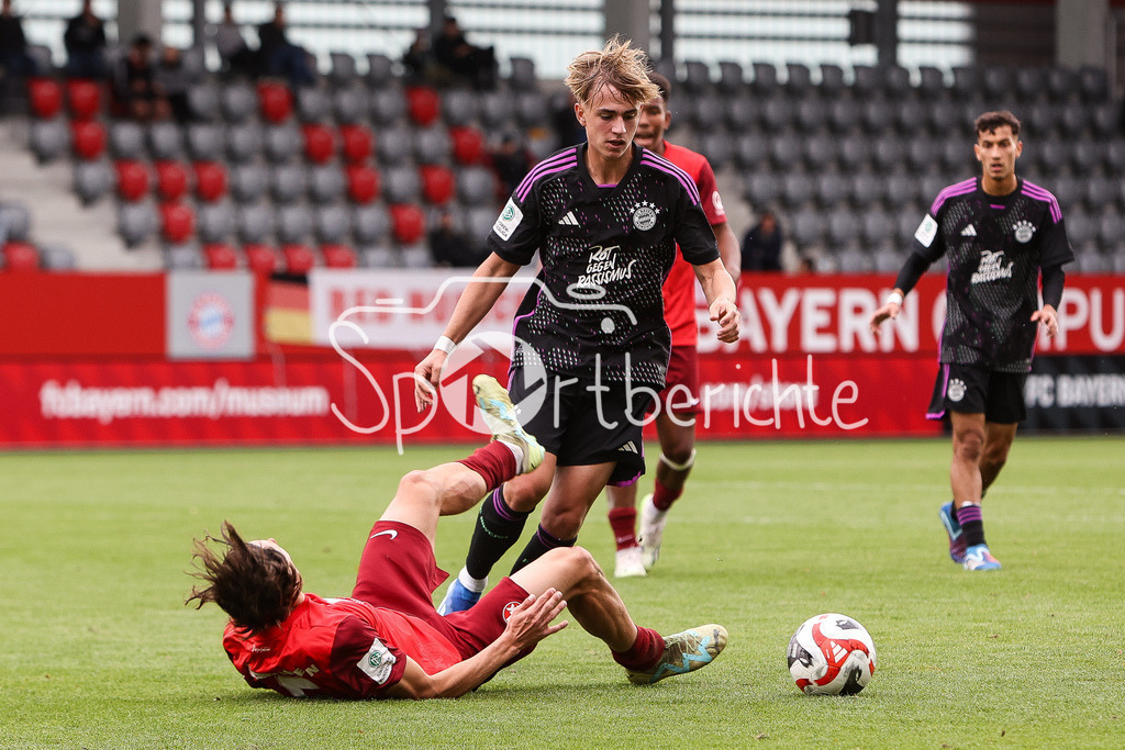 FC Bayern Muenchen U19 - 1. FC Kaiserslautern U19 | Maksym BOCHAN (FCK #6) im Duell mit Maximilian HENNIG (FCB #3) / Zweikampf