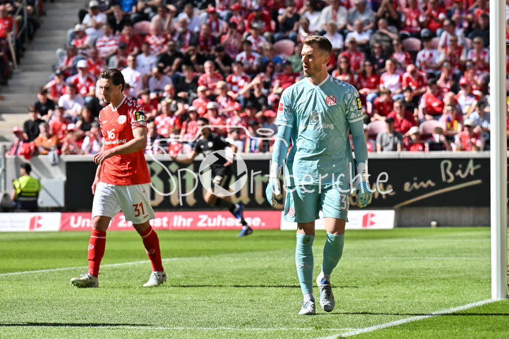 1. FSV Mainz 05 - FC Bayern München | MAINZ, GERMANY - 25. APRIL: im Bild Daniel BATZ (1. FSV Mainz 05 33) / Einzelfoto / Freisteller während dem Bundesligamatch zwischen dem 1. FSV Mainz 05 und dem FC Bayern München am 31. Spieltag in der MEWA Arena / DFL REGULATIONS PROHIBIT ANY USE OF PHOTOGRAPHS AS IMAGE SEQUENCES AND/OR QUASI-VIDEO