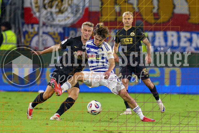 MSV Duisburg vs FC Hansa Rostock - 3. Liga | Duisburg, Deutschland, 03.10.25:   Cedric Harenbrock (FC Hansa Rostock) und Jan-Simon Symalla (MSV Duisburg) im Kampf um den Ball waehrend des Spiels der 3. Liga MSV Duisburg vs FC Hansa Rostock in der schauinsland-reisen-arena(Foto von Brauer-Fotoagentur / Adrian Schlueter)
