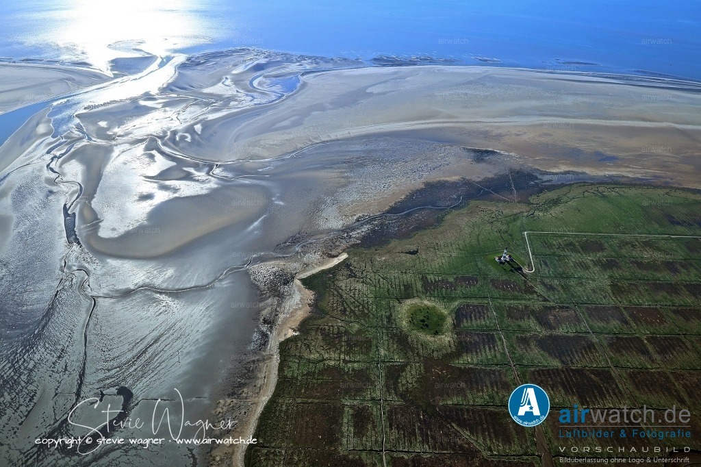 Luftbilder Tümlauer Koog, Westerhever Leuchtturm | Westerhever Leuchtturm: Der Westerheversand-Leuchtturm ist ein markantes technisches Bauwerk und beliebtes Ausflugsziel in Nordfriesland. Er verfügt über ein modernes optisches System, das bei klarem Wetter bis zu 40 Kilometer weit sichtbar ist, und wird heute vollautomatisch betrieben, nachdem er früher manuell bedient wurde.