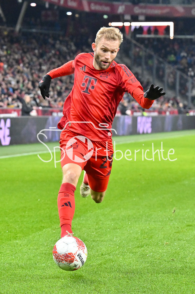 Augsburger Panther - EC VSV | am BAll Konrad LAIMER (FC Bayern Muenchen 27) / Freisteller / Einzelfoto / Testspiel: RB Salzburg - FC Bayern Muenchen, Red Bull Arena am 06.01.2025