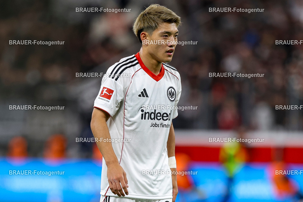 Bayer 04 Leverkusen vs Eintracht Frankfurt - Bundesliga  | Leverkusen, Deutschland, 12.09.25:   Ritsu Doan (Eintracht Frankfurt) schaut waehrend des Spiels der Bundesliga zwischen  Bayer 04 Leverkusen vs Eintracht Frankfurt in der BayArena(Foto von Brauer-Fotoagentur / Adrian Schlueter)