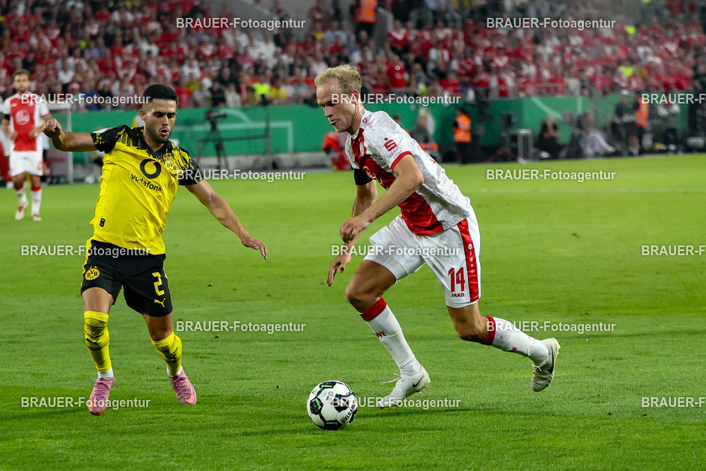 Rot-Weiss Essen - Borussia Dortmund | Essen, Deutschland, 18.08.2025Yan Couto (Borussia Dortmund) im Kampf um den Ball mit Lucas Brumme  (Rot-Weiss Essen)während des DFB Pokal Spiels zwischen Rot-Weiss Essen- Borussia Dortmund im Stadion an der Hafenstraße am 18.08.2025 in Essen. (Foto von Timo Bluhmki-Schmidt/Brauer Fotoagentur