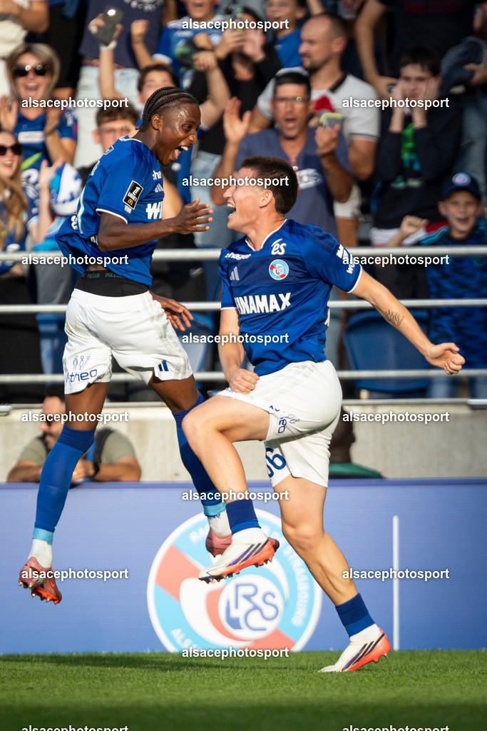9L6A7897 | Joie des joueurs de l'equipe de Racing Strasbourg apres le but  (PP) de Sadibou Sane - Realisiert mit Pictrs.com