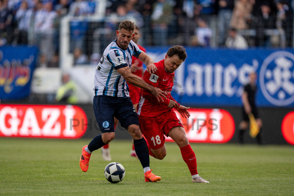 Stuttgarter Kickers vs. SG Sonnenhof Großaspach, Fussball, Regionalliga Suedwest, 34. Spieltag, 16.05.2026 | Zweikampf zwischen David Braig (Stuttgarter Kickers, #22) und Niklas Pollex (SG Sonnenhof Großaspach, #18),Stuttgarter Kickers vs. SG Sonnenhof Großaspach, Fussball, Regionalliga Suedwest, 34. Spieltag, 16.05.2026