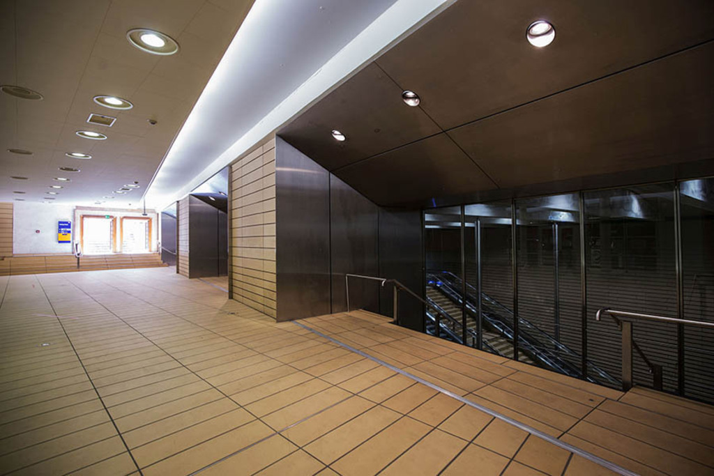 Foto: Leipzig - Untergrundmessehaus - City Tunnel Station Leipzig Markt | Das Team hinter BILDLEXIKON LEIPZIG bündelt historische wie aktuelle Informationen über die Stadt Leipzig in Text und Bild auf einer Plattform und stellt diese der interessierten Öffentlichkeit zur Verfügung.