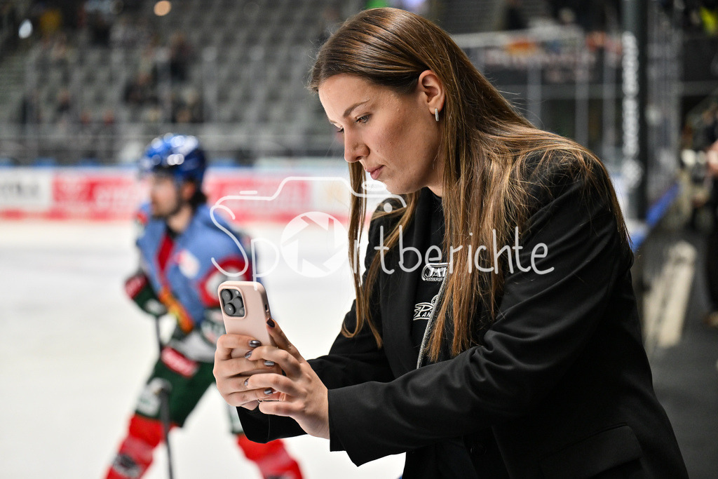 Augsburger Panther - Eisbären Berlin | AUGSBURG, GERMANY - 27. JANUARY: im Bild Selina WEISS vor dem Match zwischen den Augsburger Panthern und den Fischtown Pinguins am 43. Spieltag der Penny DEL im Curt Frenzel Stadion