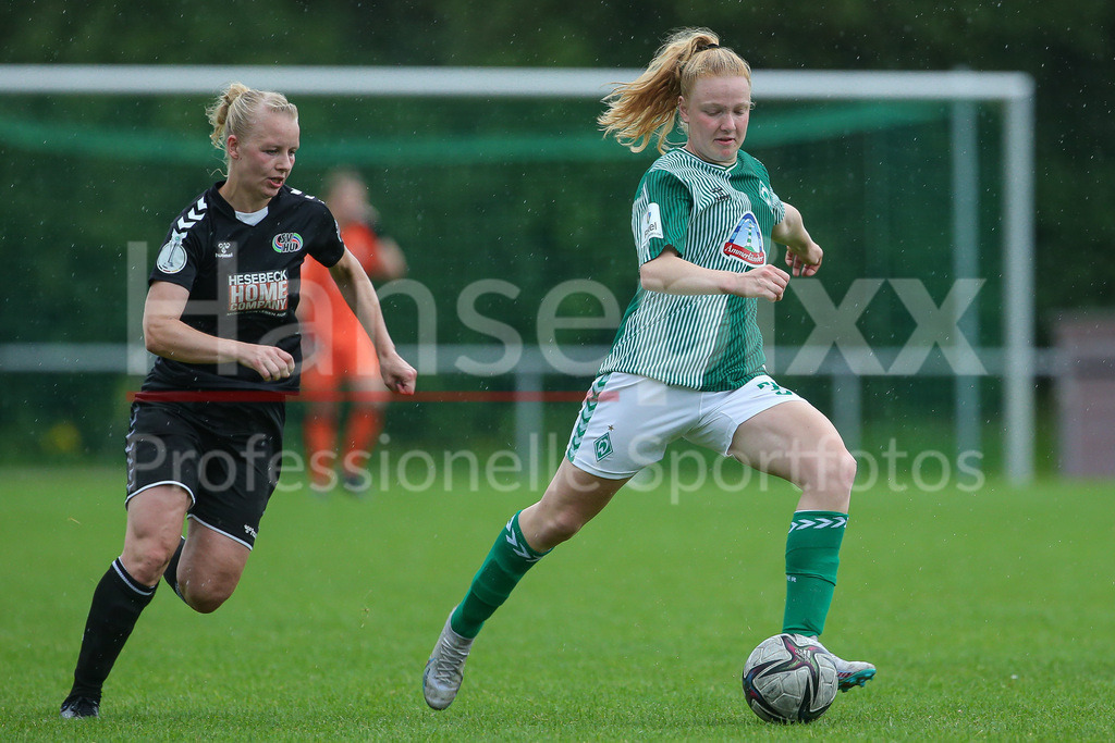 Fussball, Testspiel Frauen, SV Henstedt-Ulzburg - SV Werder Bremen | v.li.: Jennifer Michel (SV Henstedt-Ulzburg, 77) und Jette Behrens (SV Werder Bremen, 39) im Zweikampf, Duell, Dynamik, Aktion, Action, Spielszene