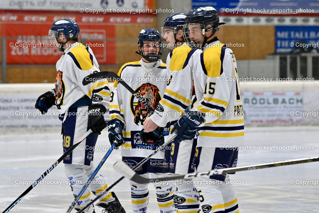 EC Tigers Paternion vs. Tarco Wölfe II | EC Tigers Paternion Mannschaft, #15 Rauter Johann EC Tigers Paternion, #9 Gratzer Julian EC Tigers Paternion, #3 Kronawetter Piersilvio EC Tigers Paternion, EC Tigers Paternion vs. Tarco Wölfe II, EC Tigers Paternion vs. Tarco Wölfe II am 19.12.2024 in Spittal an der Drau (Eissportzentrum Spittal), Austria, (Photo by Bernd Stefan)