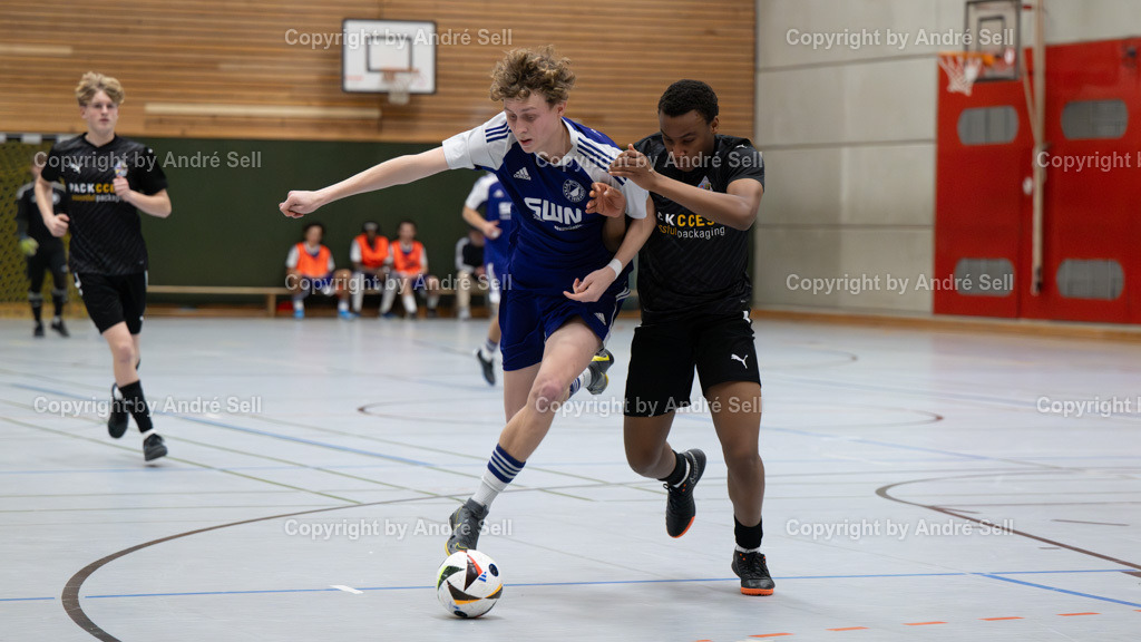 20250118_7128 | 21. A-Jugend-Turnier des VfR Neumünster um den KulturLokschuppen-Pokal 2025, HF 2 - VfR Neumünster lila (lila) vs. JFV A/O/B/H/H U19 (schwarz), Matteo Keidel (VfR lila #6) / Terrel Ehigie (Ahlerstedt #5) - Realisiert mit Pictrs.com