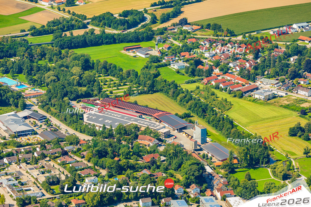 Luftaufnahme der Stadt Vilsbiburg - Die Luftaufnahme wurde 2025 vom UL-Flugzeug heraus erstellt ( keine Drohne ) - Hochauflösende Luftaufnahme - für professionelle Ausdrucke geeignet. Die Geschenkidee !Mit Lizenz und Bildrechte bestellbar