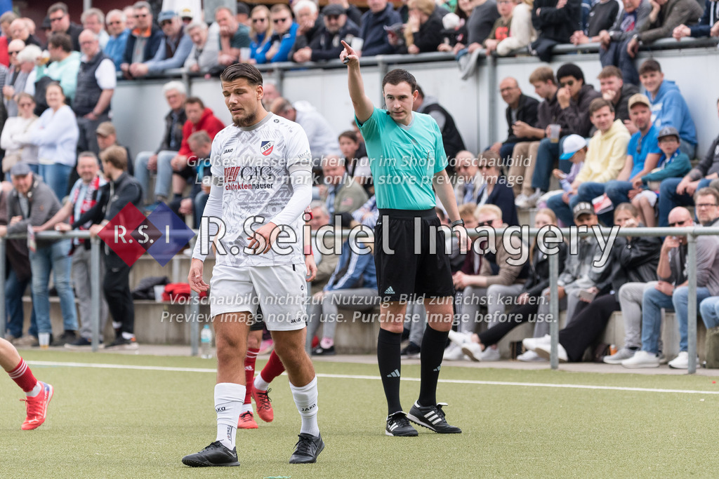 Fußball, Saison 2022/23, Oberliga Hamburg, TSV Sasel - WTSV Concordia, Alfred Mager Stadion (Hamburg), 23.04.2023, 36. Spieltag | Maximilian Peter Grünberg (#27, Sasel), Dominik Kopmann (Schiedsrichter, FC Eintracht Norderstedt)