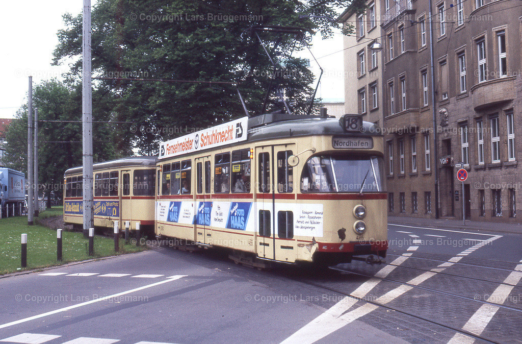 Die Straßenbahn in Hannover am Aegi | Üstra 466
zw. Prinzenstraße und Aegi
am 18.06.1987
Dia 2588 (ausgerahmt)
FP10
Foto: Lars Brüggemann - Realisiert mit Pictrs.com