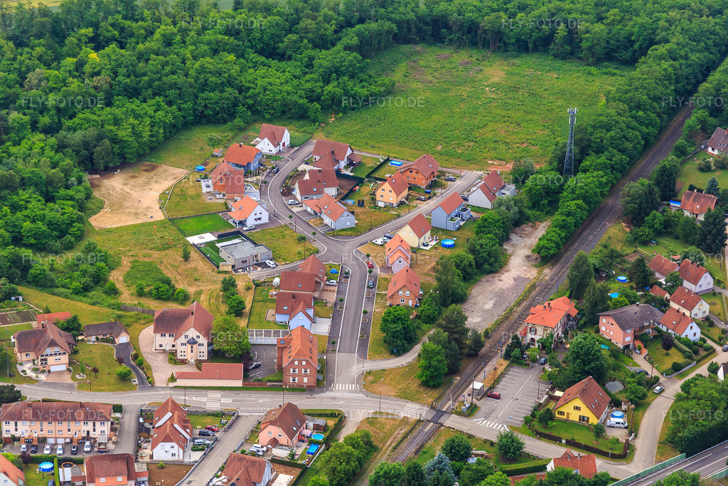Luftbild: Bahnübergang und Rue de la Tuilerie in Riedseltz im Bundesland Bas-Rhin in Frankreich. – Foto: IMG_100744.jpg vom 05.06.2017 durch Werner Riehm/FLY-FOTO.de – Auflösung des Originals: 5472 x 3648 px