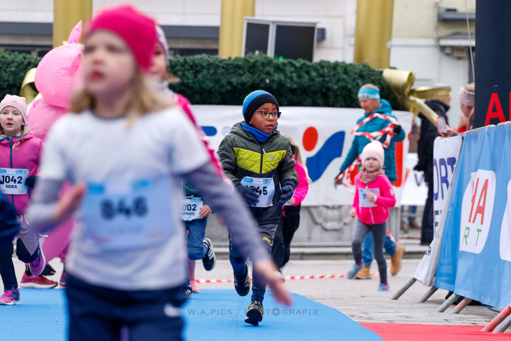 AW_20231231awmac6773 | WELS, 31.12.2023, Sparkasse Silvesterlauf Wels 2023 , Image shows: Photo: WAPICS / Andreas Willdoner