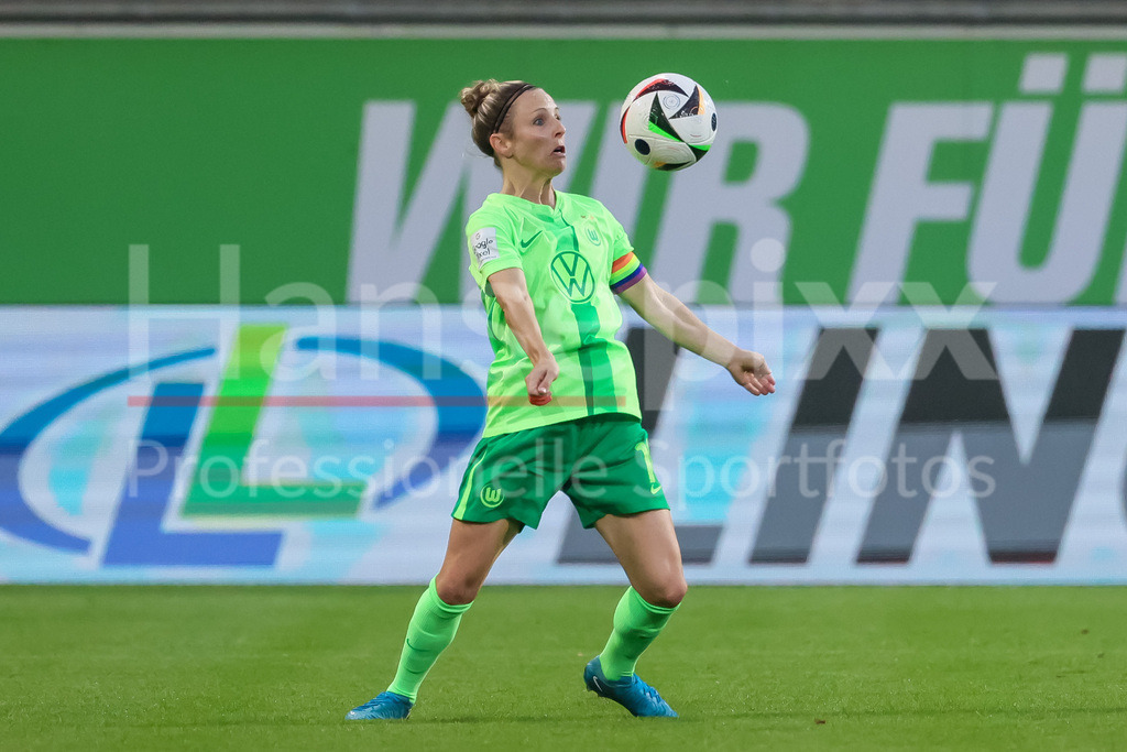 Fussball, Google Pixel Frauen-Bundesliga, VfL Wolfsburg - 1. FC Köln | v.li.: Svenja Huth (VfL Wolfsburg, 10) am Ball, Freisteller, Einzelbild, Ganzkörper, Aktion, Action, Spielszene, DIE DFB-RICHTLINIEN UNTERSAGEN JEGLICHE NUTZUNG VON FOTOS ALS SEQUENZBILDER UND/ODER VIDEOÄHNLICHE FOTOSTRECKEN. DFB REGULATIONS PROHIBIT ANY USE OF PHOTOGRAPHS AS IMAGE SEQUENCES AND/OR QUASI-VIDEO.