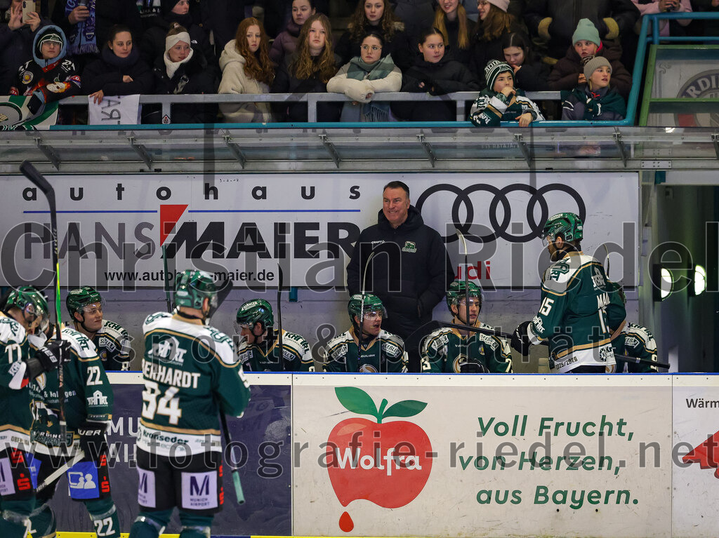 2026-01-23_013_TSV_Erding_gegen_SC_Riessersee | Erding, Deutschland, 23.01.2026:Eishockey, Oberliga Süd 2025 / 2026, 40. Spieltag, TSV Erding gegen SC Riessersee, Endergebnis: 6:5 n.V.Teamchef Thomas Daffner (Erding Gladiators), Pascal Steck (Erding Gladiators, #73), Elias Maier (Erding Gladiators, #15)Foto: Christian Riedel / fotografie-riedel.net