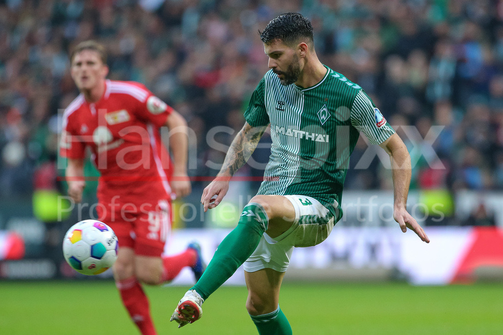 Fussball, Bundesliga, SV Werder Bremen - 1. FC Union Berlin | v.li.: Anthony Jung (SV Werder Bremen, 3) am Ball, Einzelbild, Ganzkörper, Aktion, Action, Spielszene, DIE DFL-RICHTLINIEN UNTERSAGEN JEGLICHE NUTZUNG VON FOTOS ALS SEQUENZBILDER UND/ODER VIDEOÄHNLICHE FOTOSTRECKEN. DFL REGULATIONS PROHIBIT ANY USE OF PHOTOGRAPHS AS IMAGE SEQUENCES AND/OR QUASI-VIDEO.