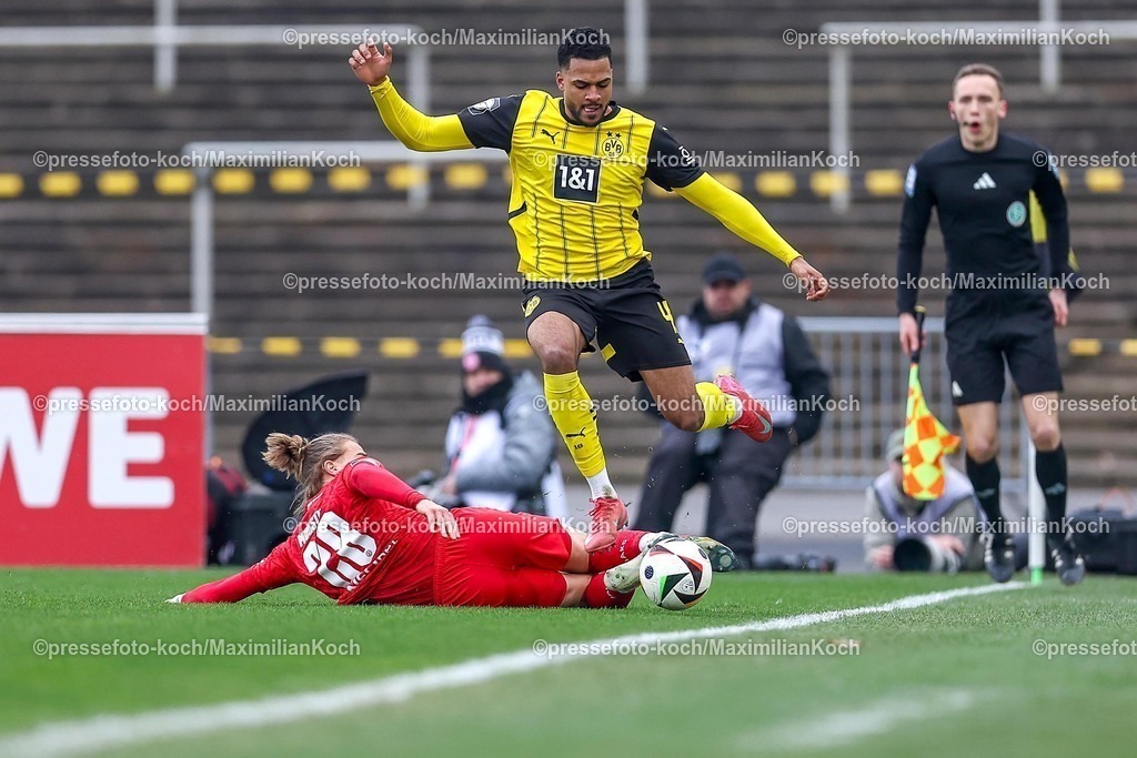 BVBII01032501040 | 2025.03.01, Fußball, 3.Liga, Borussia Dortmund II - Rot-Weiss Essen, Stadion Rote Erde, Saison 2024 2025: Almugera Kabar (BVBII #42) im Zweikampf gegen Tom Moustier (RWE #28)
