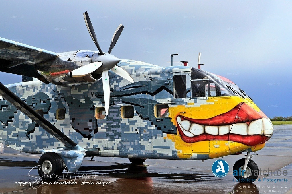 Flying Shoebox - Short S.C.7 Skyvan auf dem Flugplatz Husum-Schwesing | Die Skyvan Series 3 war für militärische Aufgaben geeignet, weil sie über folgende Eigenschaften verfügte:Robuste Konstruktion mit fester, kurzer Fahrwerksanordnung, die den Betrieb auf unbefestigten und kurzen Landebahnen ermöglichte (STOL-Fähigkeit).Große Heckladeklappe, die den schnellen Ein- und Ausstieg von Truppen, den Abwurf von Fracht oder Fallschirmspringern sowie den Transport von Krankentragen (Sanitätsversion) erlaubte.