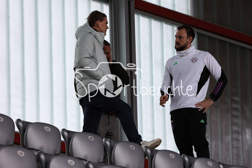 FC Bayern München U19 - TSG 1899 Hoffenheim U19 | FCB Sportdirektor Christoph FREUND (links) im Gespraech mit FCB U19 Trainer Rene MARIC (rechts)