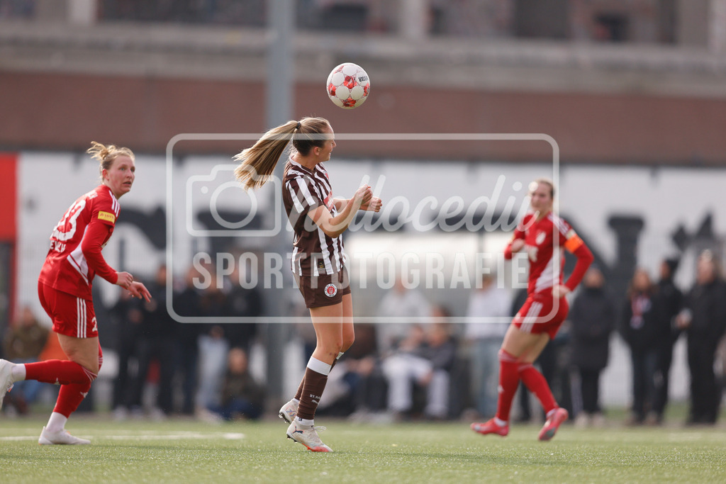 Fußball I Frauen I Saison 2025-2026 I Regionalliga Nord I 15. Spieltag I St. Pauli - SpVg Aurich-85 | Annie Mcintosh Kingman (14, FC St. Pauli) nimmt den Ball mit dem Kopf an. - Realisiert mit Pictrs.com