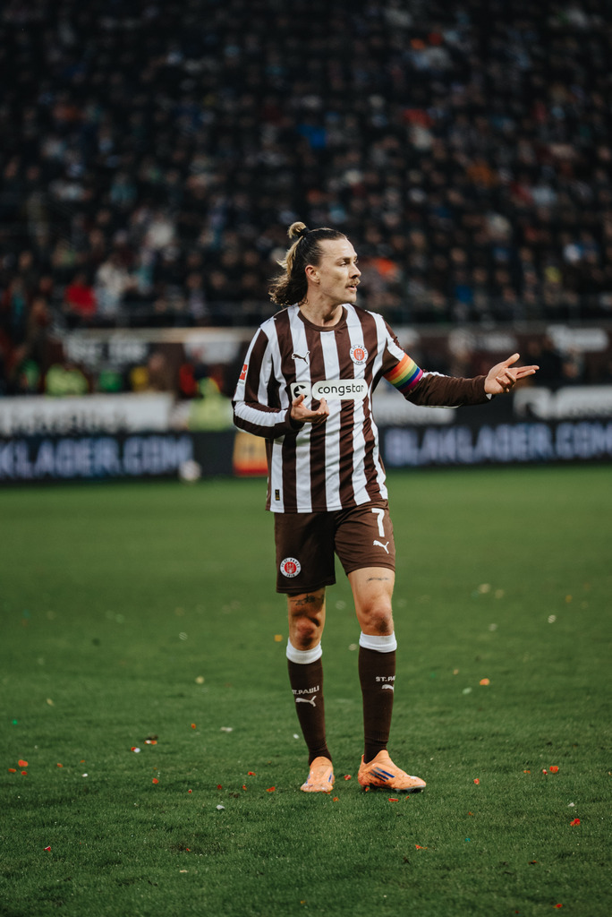 _STP1168 | Der offizielle Shop für FC St. Pauli Fotos. Wähle aus Spielszenen & Fanmomenten dein FCSP Wunschformat. Wir liefern Millerntor-Atmosphäre.