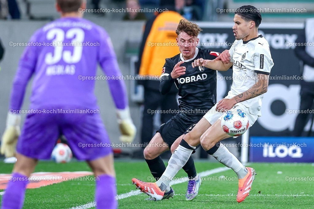 BMG05102501118 | 05.10.2025, Fußball, Borussia Mönchengladbach - SC Freiburg, 1. Fußball Bundesliga, Borussia-Park, Saison 2025 2026: Philipp Treu&nbsp;(SC Freiburg #29) im Zweikampf gegen  Kevin Diks&nbsp;(Borussia Mönchengladbach #04) DFB regulations prohibit any use of photographs as image sequences and or quasi-video.