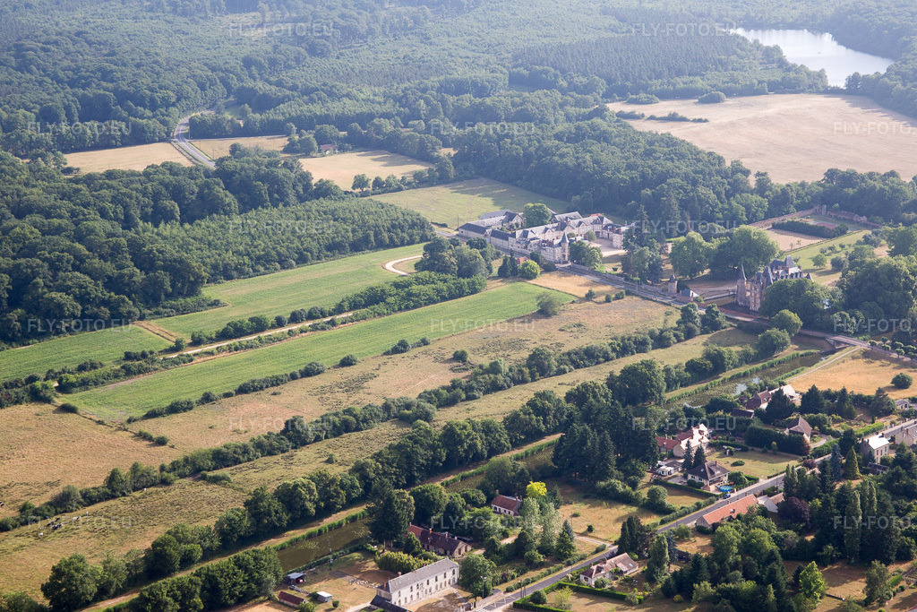 Vue aérienne: Vue de la ville à Combreux dans le département Loiret, France. Photo: IMG_082564.jpg prise le 21/06/2015 par Werner Riehm/FLY-FOTO.eu – Résolution de l'original: 5472 x 3648 px