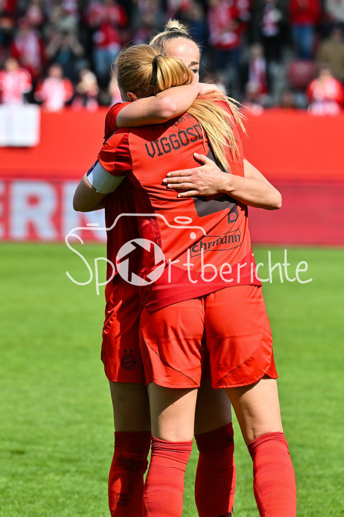 FC Bayern München - SC Freiburg | Die Spielerinnen des FC Bayern feiern die Meisterschaft nach dem Heimsieg gegen den SC Freiburg / Frauen Bundesliga: FC Bayern Muenchen - SC Freiburg, FC Bayern Campus am 27.04.2025 / im Bild Giulia GWINN (FCB #7) und Glodis VIGGOSDOTTIR (FCB #4)