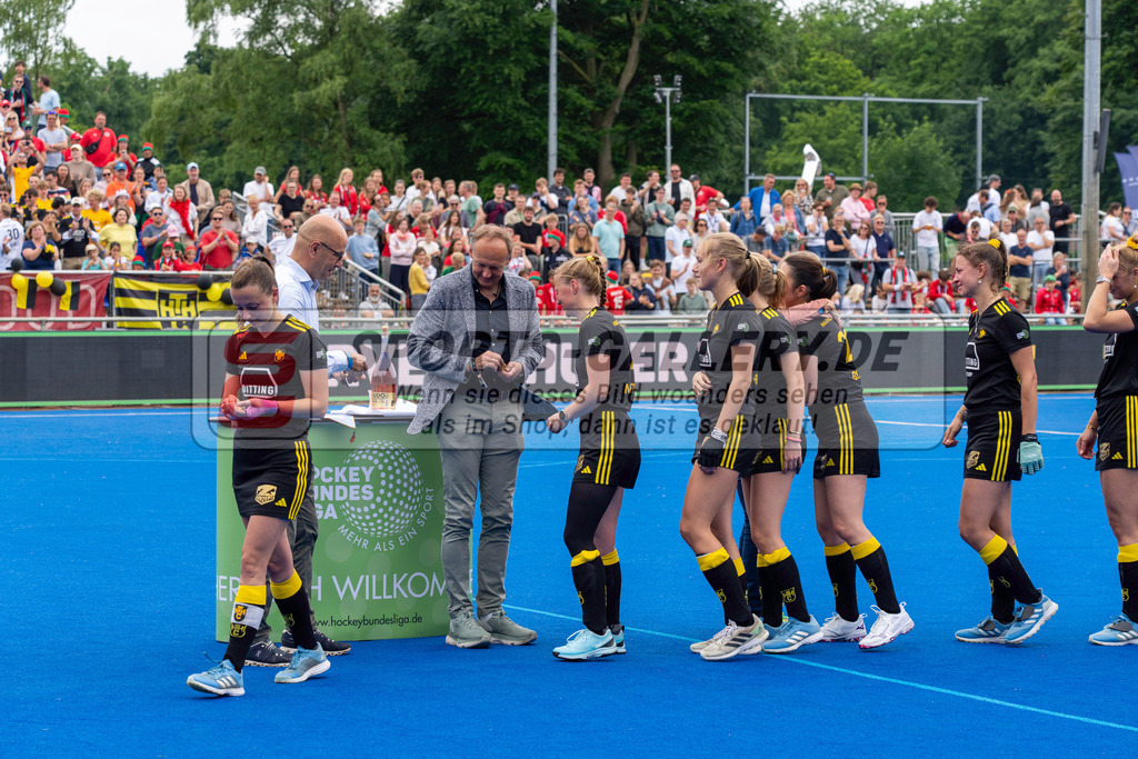 Final4_20250601-1217-HK108385 | Krefeld, Deutschland, 01.06.2025:  Feldhockey Final4 2025 – „Deutsche Feldhockey-Meisterschaften 2025“ Harvestehuder HTC - Düsseldorfer HC (Finale Damen) im Gerd-Wellen-Hockeyanlage am 01.06.2025 in Krefeld, Deutschland. (Foto von Kramhöller/Fehrmann/Kaste)Krefeld, Germany, 01.06.2025: Feldhockey Final4 2025 – „Deutsche Feldhockey-Meisterschaften 2025“ Harvestehuder HTC - Düsseldorfer HC (Finale Damen) in Gerd-Wellen-Hockeyanlage at 01.06.2025 in Krefeld, Deutschland. (Foto from Kramhöller/Fehrmann/Kaste)