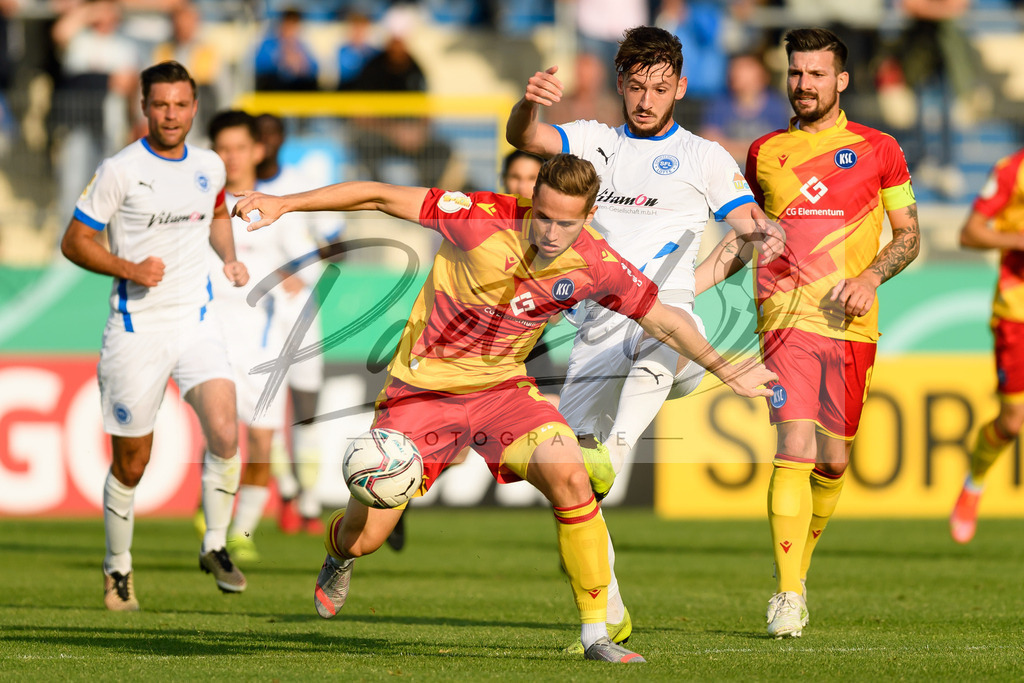 LOTKSC20210809_137 | Fussball, Herren: Christoph Kobald (Karlsruher SC) und Cedric Euschen (Sportfreunde Lotte) im Zweikampf beim Spiel der 1. Runde im DFB-Pokal zwischen SF Lotte und Karlsruher SC im Stadion am Lotter Kreuz am 09.08.2021 in Lotte, Deutschland.DFB / DFL REGULATIONS PROHIBIT ANY USE OF PHOTOGRAPHS AS IMAGE SEQUENCES AND/OR QUASI-VIDEO. - Realisiert mit Pictrs.com