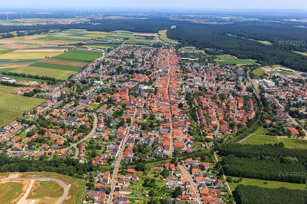 Luftbild: Stadtansicht aus Westen mit Neubaugebiet K2 in Erschliesung in Kandel im Bundesland Rheinland-Pfalz in Deutschland. Foto: IMG_127259.jpg vom 26.06.2021 durch Werner Riehm/FLY-FOTO.de