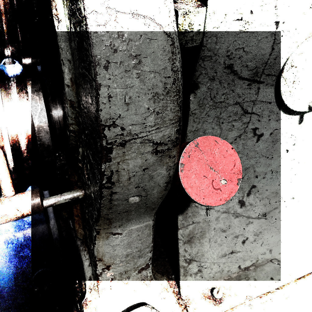 Roter Punkt | Ein Fotokunstwerk, das industrielle Ästhetik mit moderner Abstraktion verbindet. Die kontrastreichen Texturen und die markante rote Akzentuierung ziehen den Blick sofort auf sich und erzählen eine Geschichte von Zeit, Struktur und Materialität. Dieses Bild eignet sich perfekt, um jedem Raum Charakter und Tiefe zu verleihen – ein echter Blickfang für Freunde der urbanen und zeitgenössischen Kunst. - Realisiert mit Pictrs.com