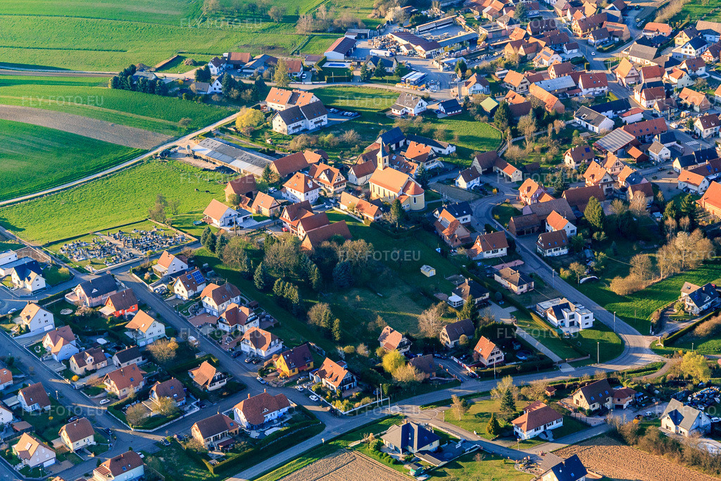 Vue aérienne: Rue de Buhl avec église à Trimbach dans le département Bas Rhin, France – .Photo: IMG_097840.jpg prise le 27/03/2017 par Werner Riehm/FLY-FOTO.eu – Résolution de l'original: 5262 x 3508 px