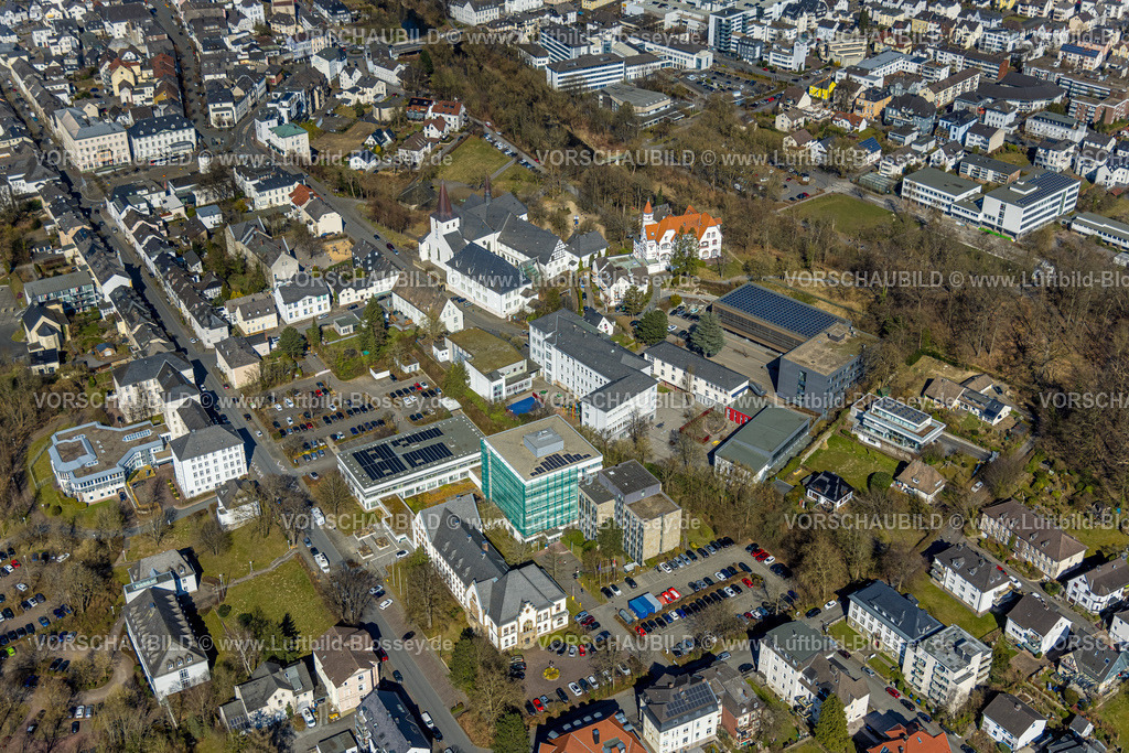 Arnsberg250305359 | Luftbild, Bezirkregierung und Kreisverwaltung Arnsberg, Baustelle mit Fassadenverkleidung, Senioren-Wohnpark Arnsberg GmbH Seniorenheim, kath. Kirche Propsteikirche St. Laurentius, Gymnasium Laurentianum, Amtsgericht und Staatsanwaltschaft, Arnsberg, Sauerland, Nordrhein-Westfalen, Deutschland