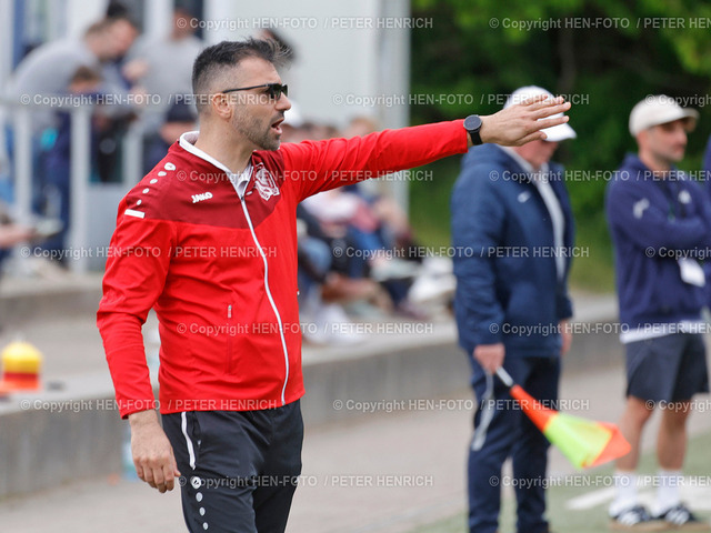 20240428-9438-fuba-traisa-seeheim-HEN-FOTO | 28.04.2024 Fussball Saison 2023 2024 Kreisoberliga Groß-Gerau / Darmstadt SV Traisa - SPVGG Seeheim-Jugenheim v. li. Trainer Bilal Dag (Seeheim) gibt Anweisungen (Foto: Peter Henrich) - Realisiert mit Pictrs.com