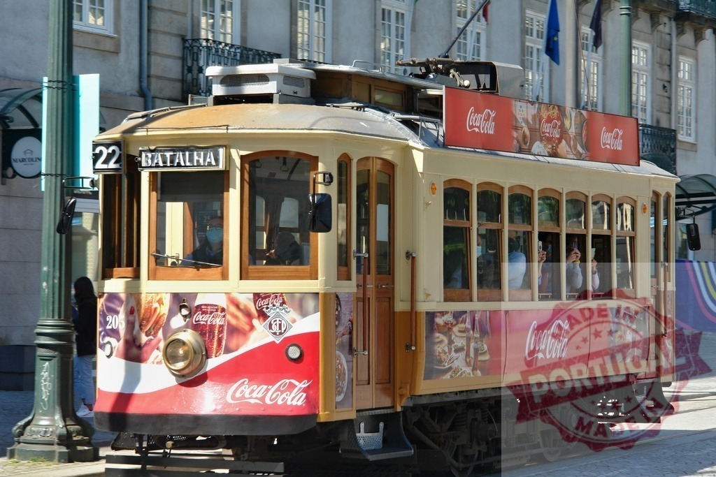 Tram 22 Batalha traveling through Porto city street | Vintage tram system operating in Porto, Portugal, providing classic public transport - Realisiert mit Pictrs.com