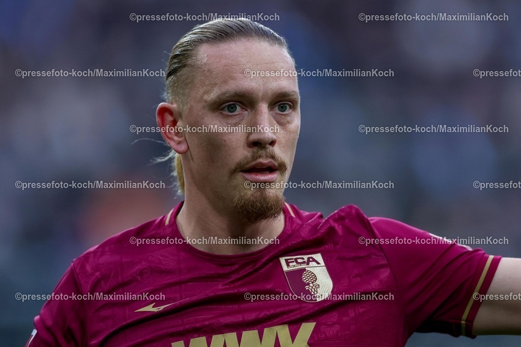 BMG21022502136 | 22.02.2025, Fußball, Borussia Mönchengladbach - FC Augsburg, 1. Fußball Bundesliga, Borussia-Park, Saison 2024 2025: Marius Wolf (FC Augsburg #11)DFB regulations prohibit any use of photographs as image sequences and or quasi-video.